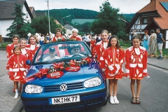 Kinderprinzenpaar und Junggarde bei der Jubiläumsfeier des Habacher Karnevalvereins (im Sommer)